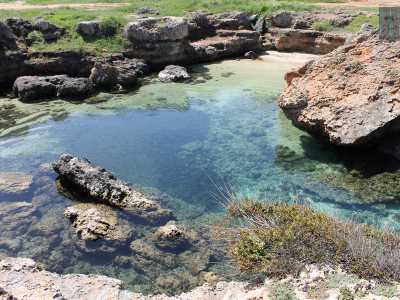 Poco prima dell�Isoletta si trova la Gola. Le scogliere alte e ripide creano un'insenatura che invasa dal mare � perfetta per i tuffi pi� spettacolari